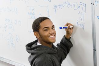 男生在白板上解数学题